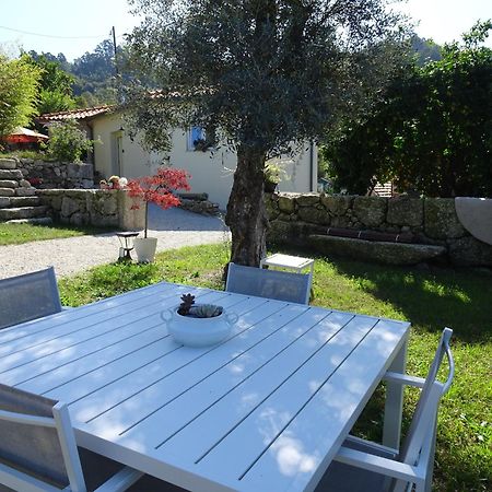 A Casa Com 2 Pereiras Bed & Breakfast Terras de Bouro Luaran gambar