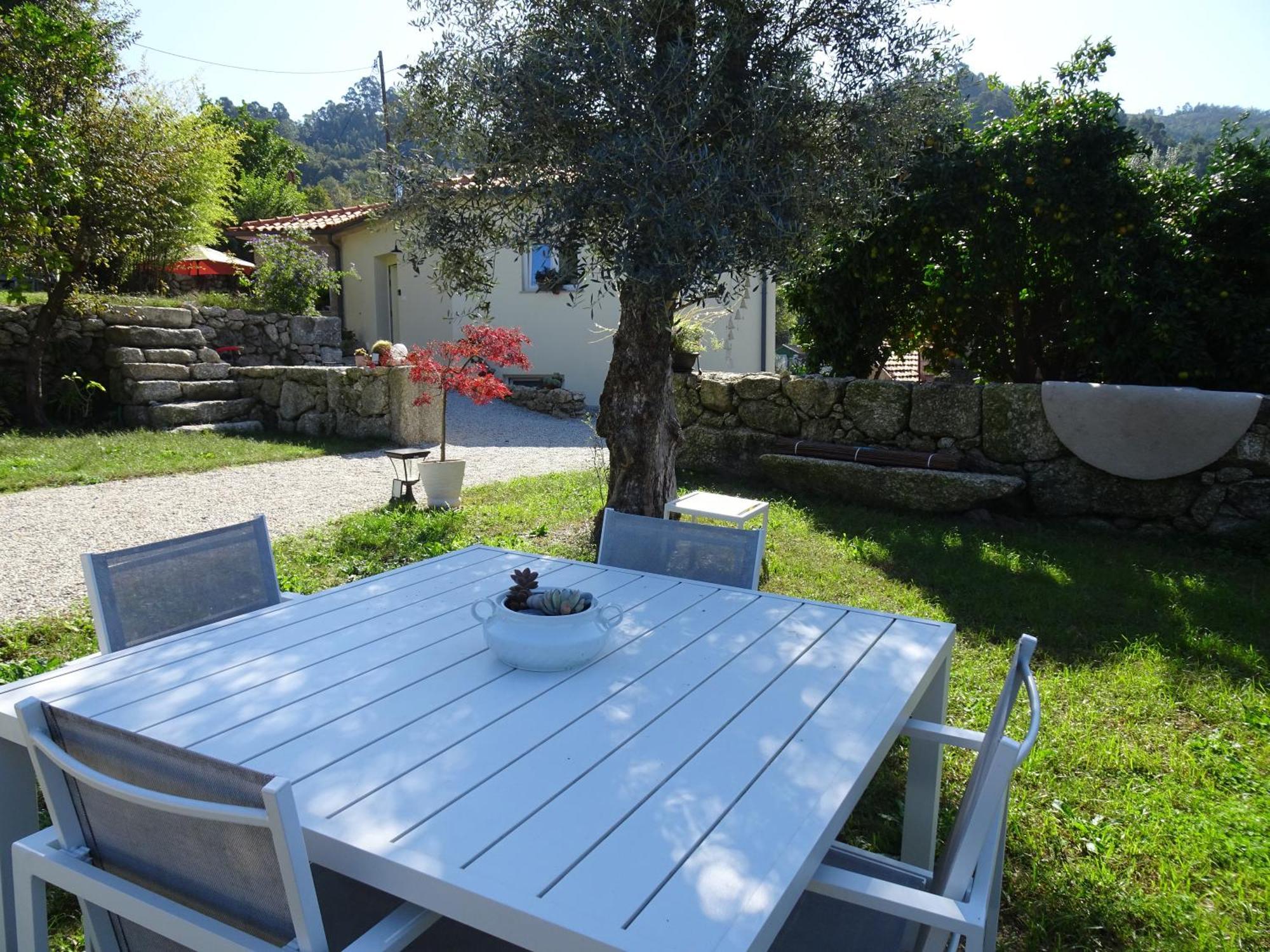 A Casa Com 2 Pereiras Bed & Breakfast Terras de Bouro Luaran gambar