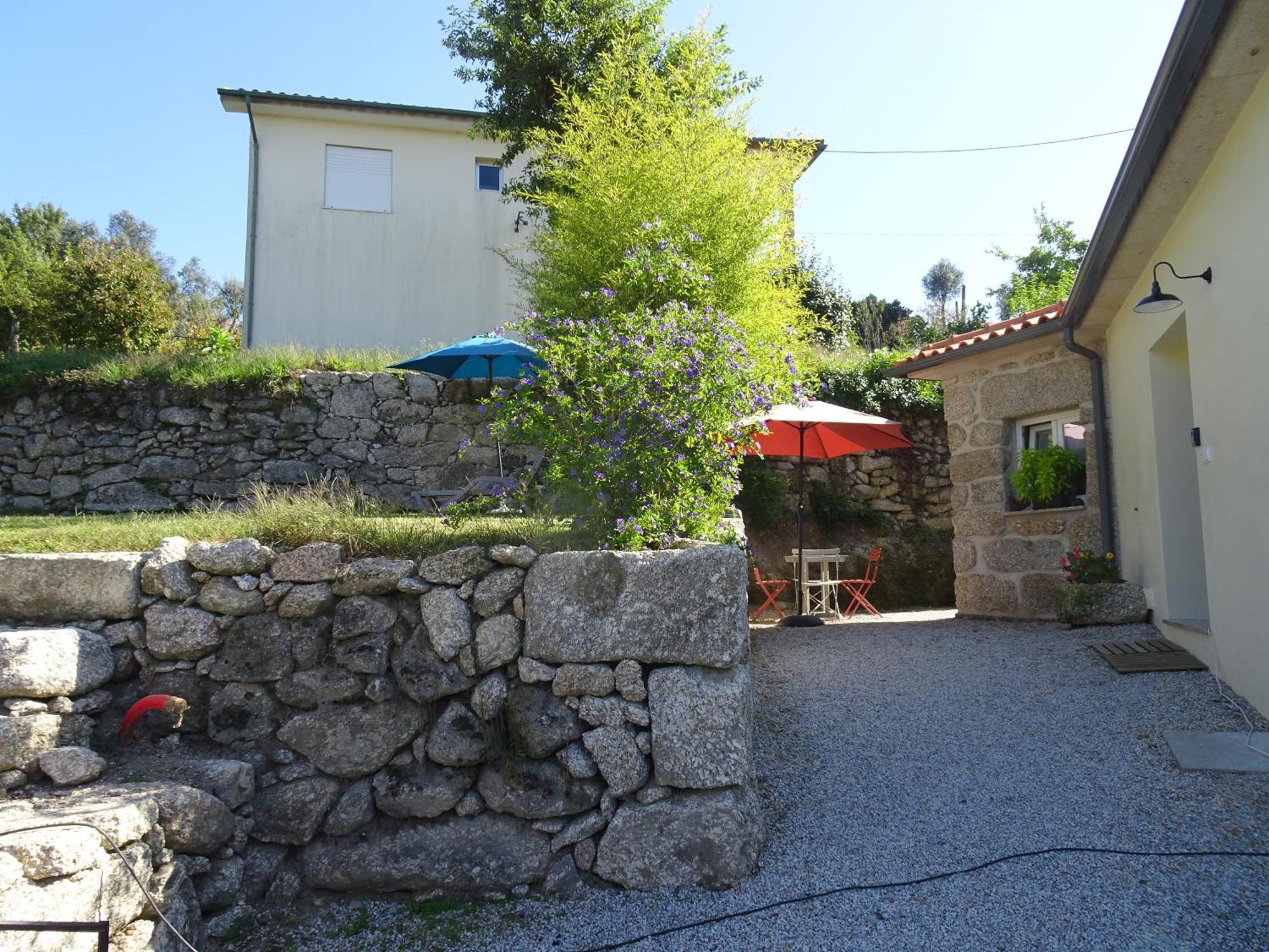 A Casa Com 2 Pereiras Bed & Breakfast Terras de Bouro Luaran gambar